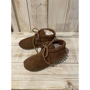 Minnetonka Tan Suede Moccasin's kid's‎ Shoe Size 6